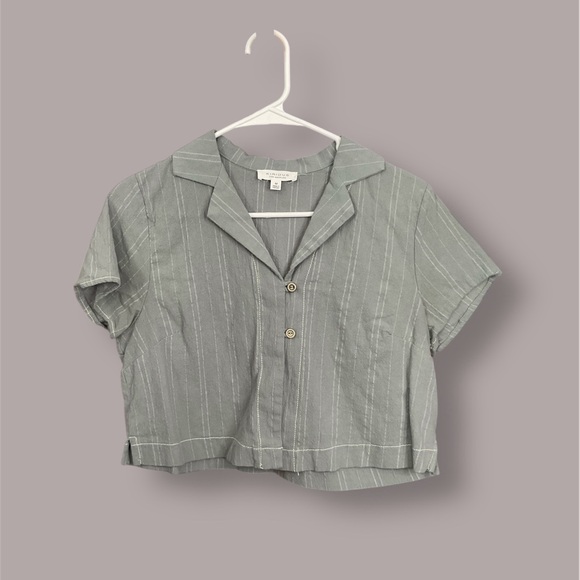 KIRIOUS LOS ANGELES Tops - Cropped Gray Striped Button-Down Shirt